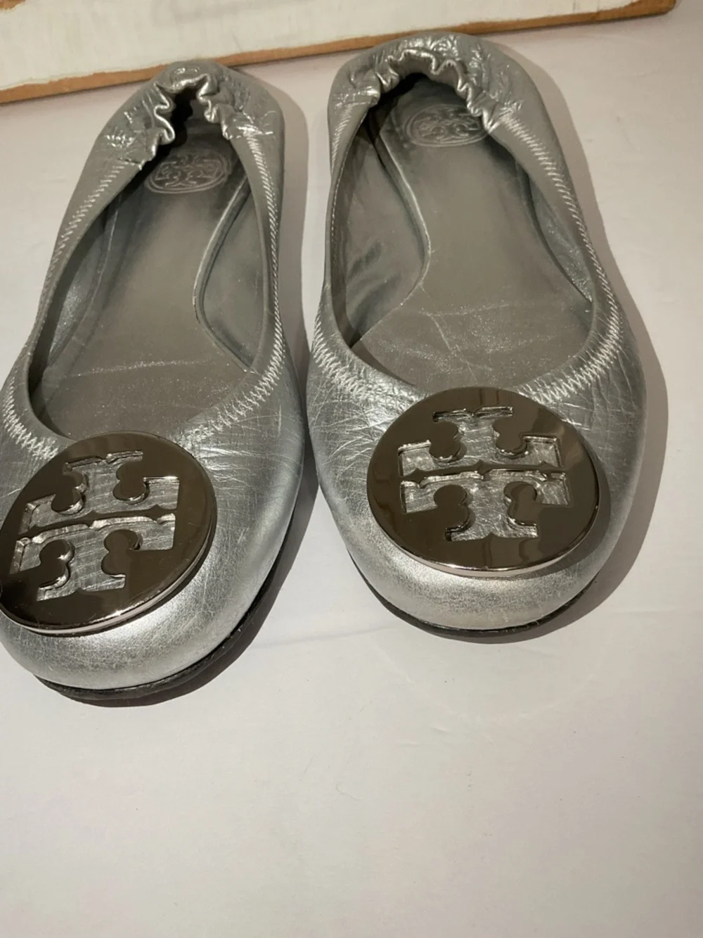 Tory Burch Reva Metallic Silver Logo Round-Toe Ballet Flats Size 6